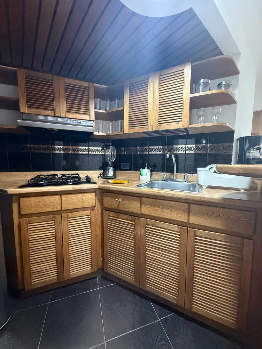 APARTAMENTO AMOBLADO EN RENTA EL POBLADO — foto 5 de 9