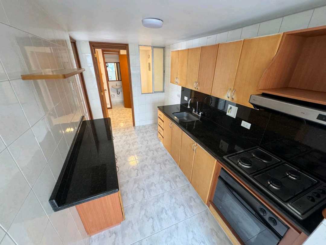 Arriendo apartamento Poblado cerca a la iglesia del Padre Marianito