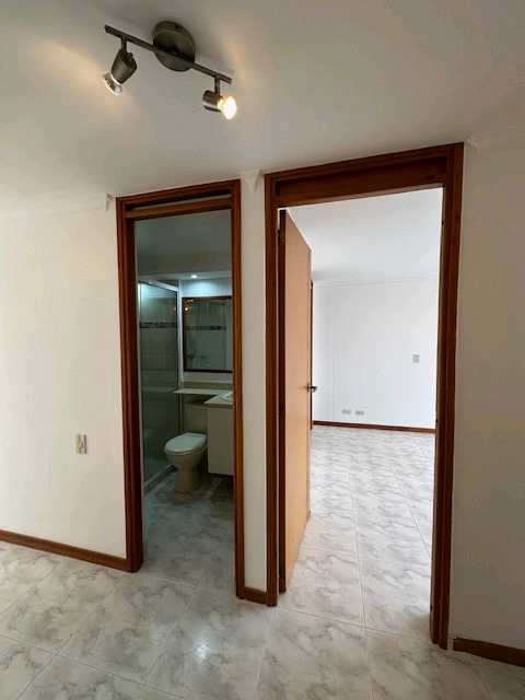 Arriendo apartamento Poblado cerca a la iglesia del Padre Marianito