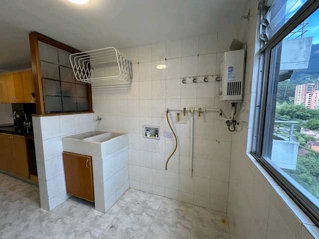 Arriendo apartamento Poblado cerca a la iglesia del Padre Marianito