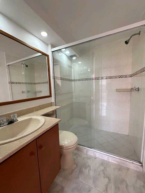 Arriendo apartamento Poblado cerca a la iglesia del Padre Marianito