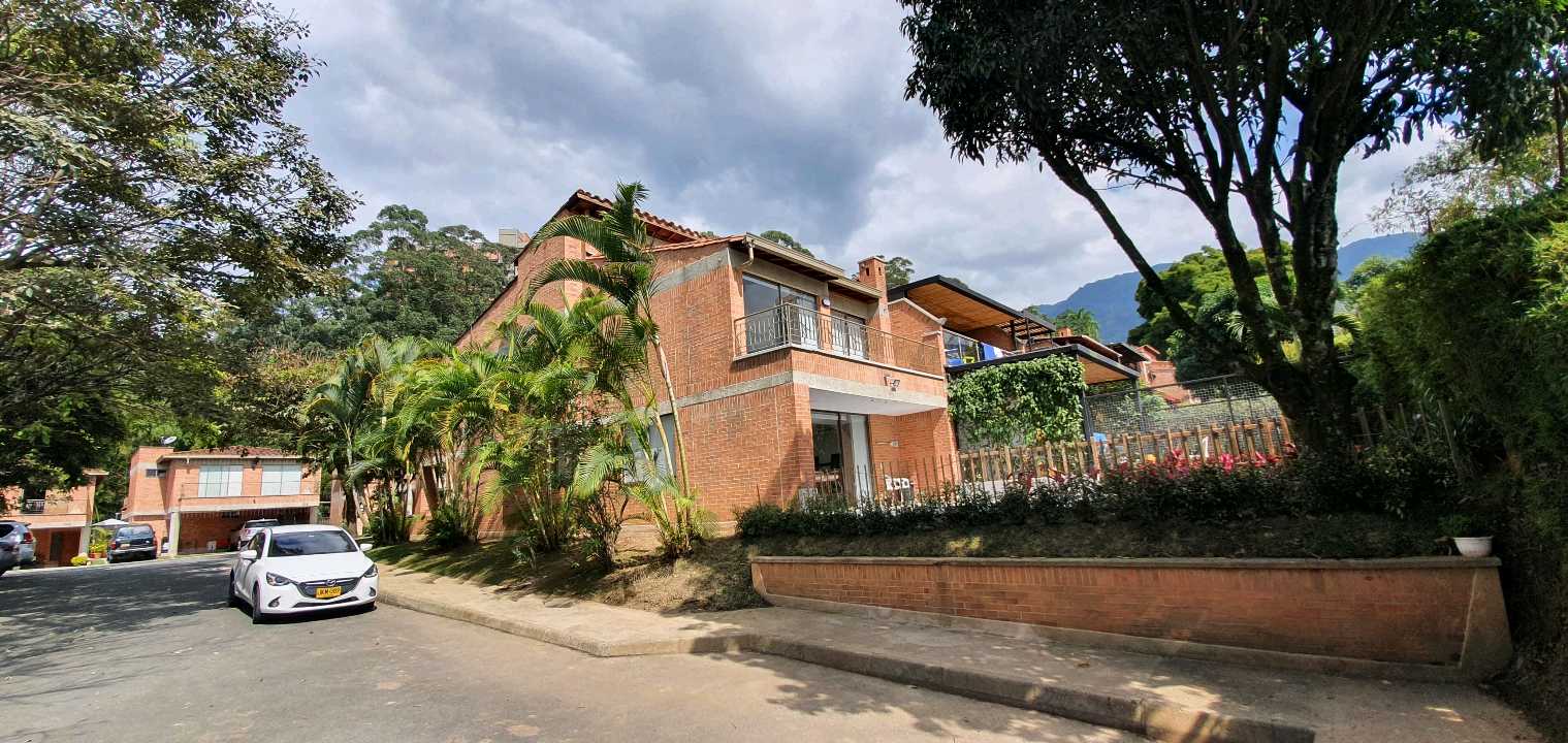 Arriendo casa alto de Envigado 2 niveles PP
