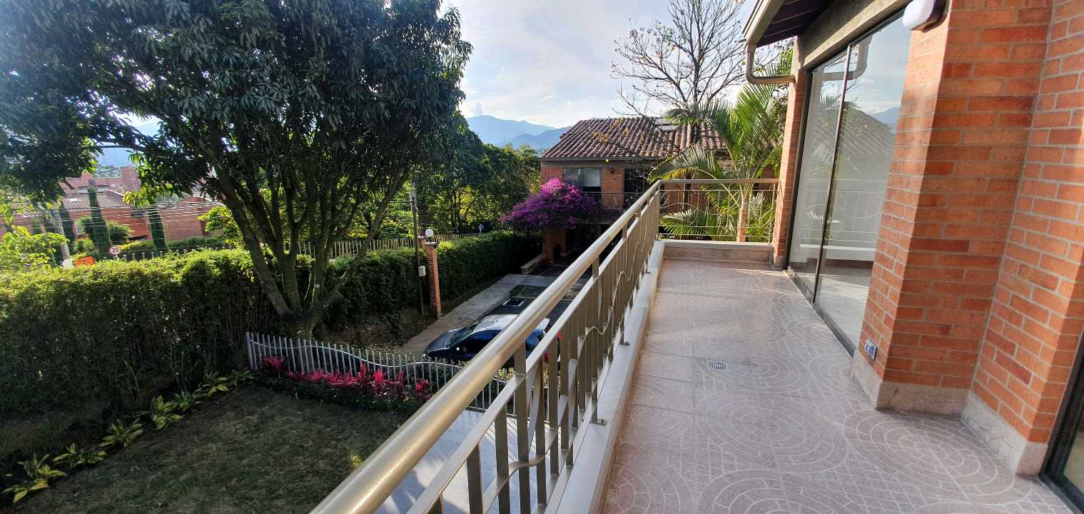 Arriendo casa alto de Envigado 2 niveles PP