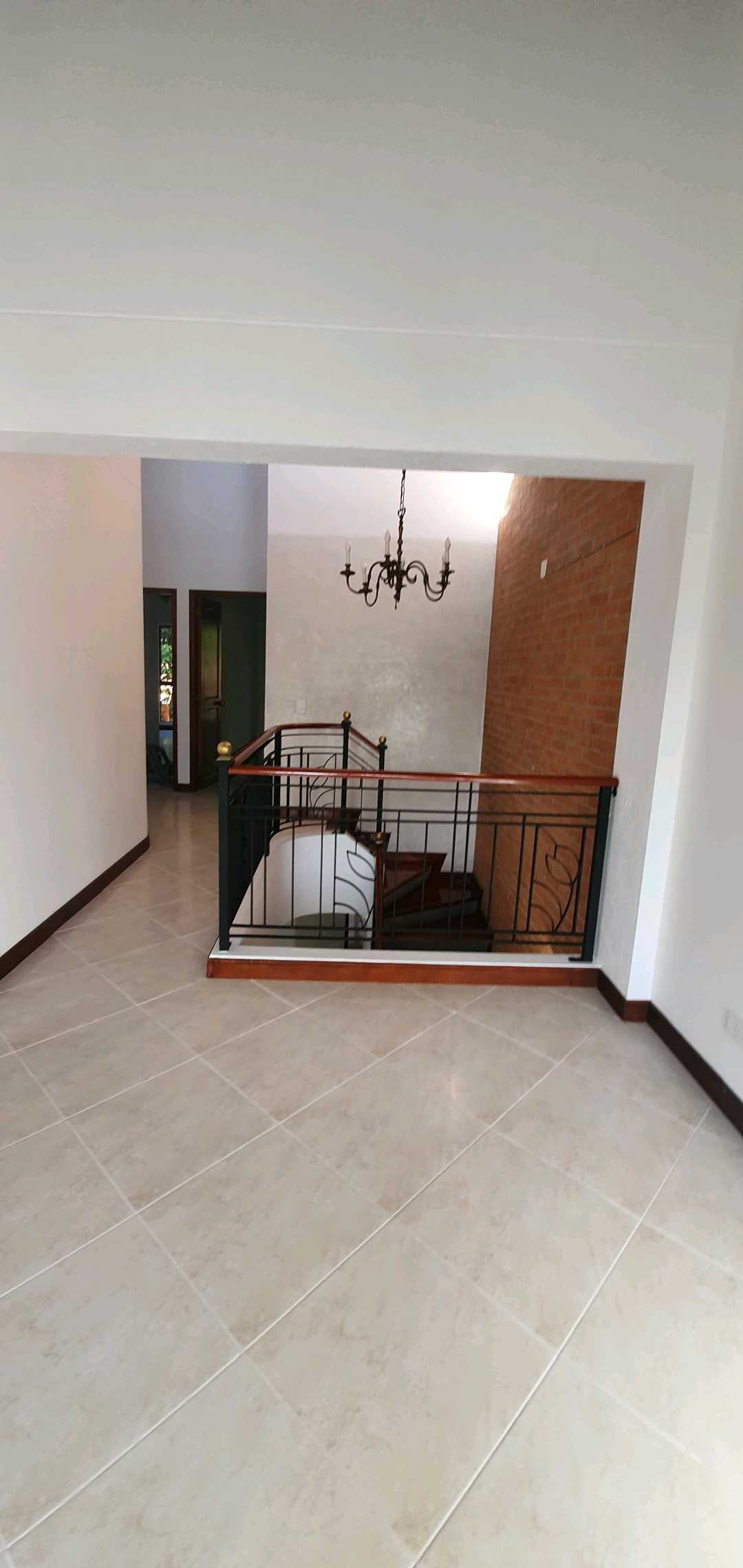 Arriendo casa alto de Envigado 2 niveles PP