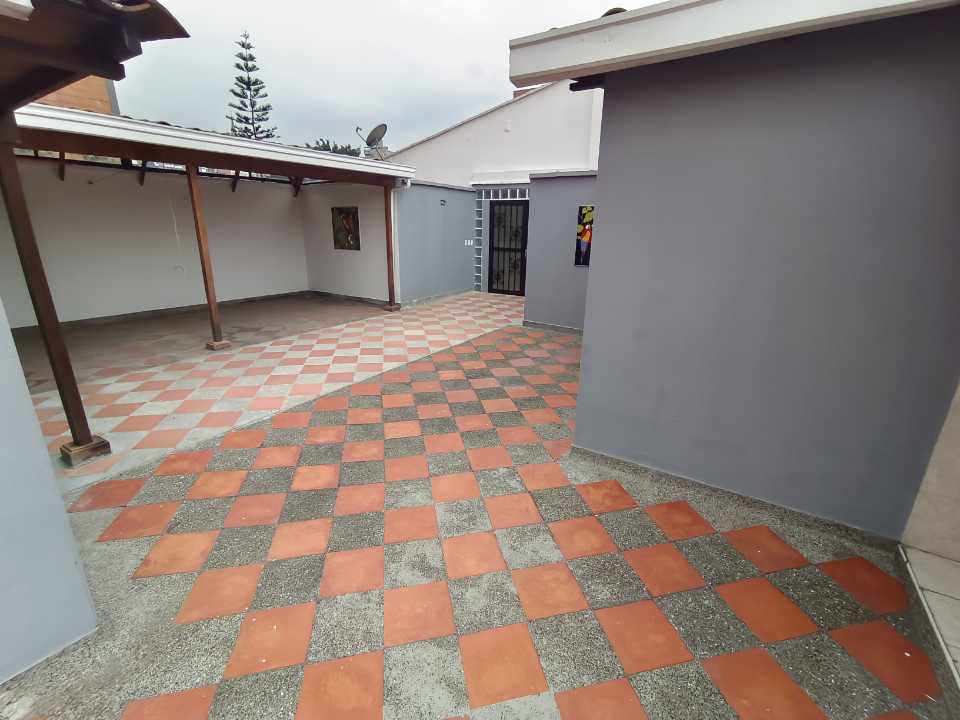 Arriendo casa de 3 niveles en Laureles