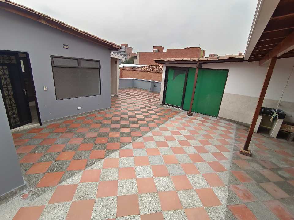 Arriendo casa de 3 niveles en Laureles