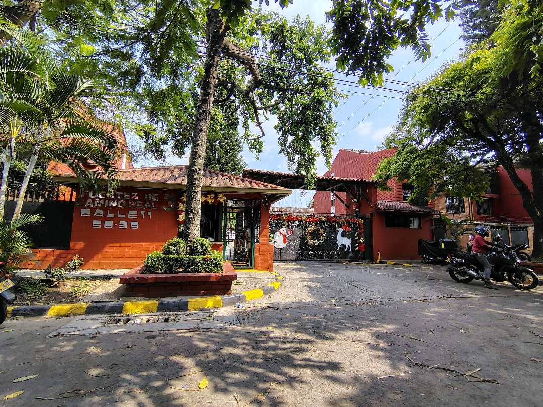 ARRIENDO  CASA EN EL BARRIO SANTA ANITA  ESQUINERA 3 PISOS