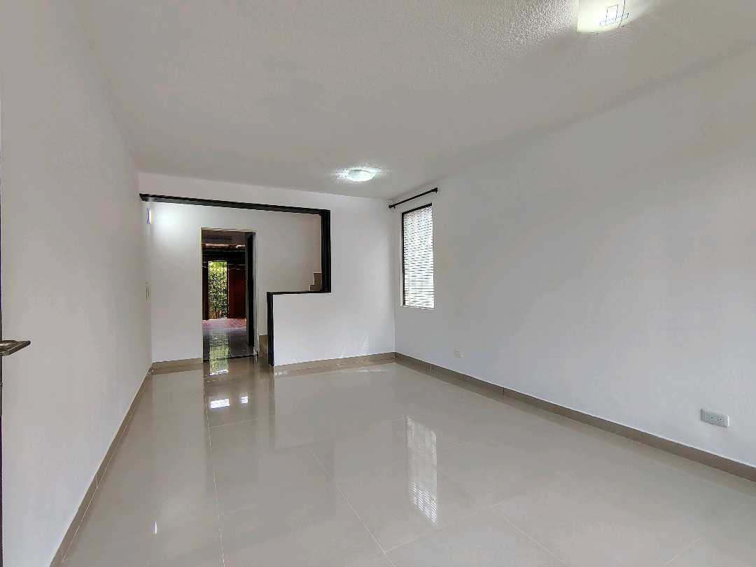 ARRIENDO  CASA EN EL BARRIO SANTA ANITA  ESQUINERA 3 PISOS