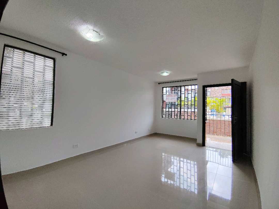 ARRIENDO  CASA EN EL BARRIO SANTA ANITA  ESQUINERA 3 PISOS