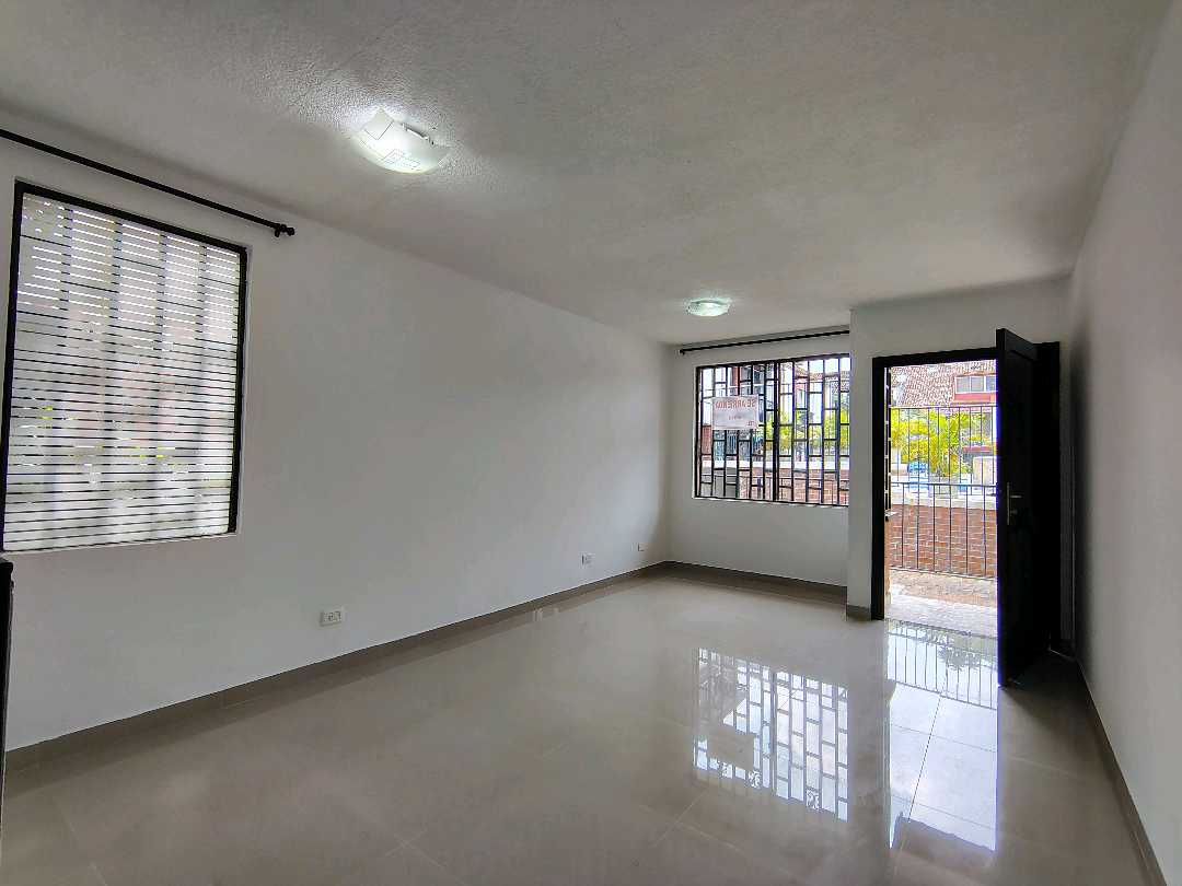 ARRIENDO  CASA EN EL BARRIO SANTA ANITA  ESQUINERA 3 PISOS