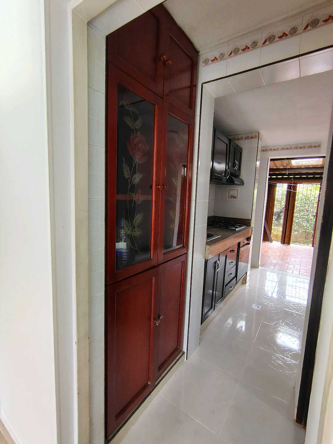 ARRIENDO  CASA EN EL BARRIO SANTA ANITA  ESQUINERA 3 PISOS