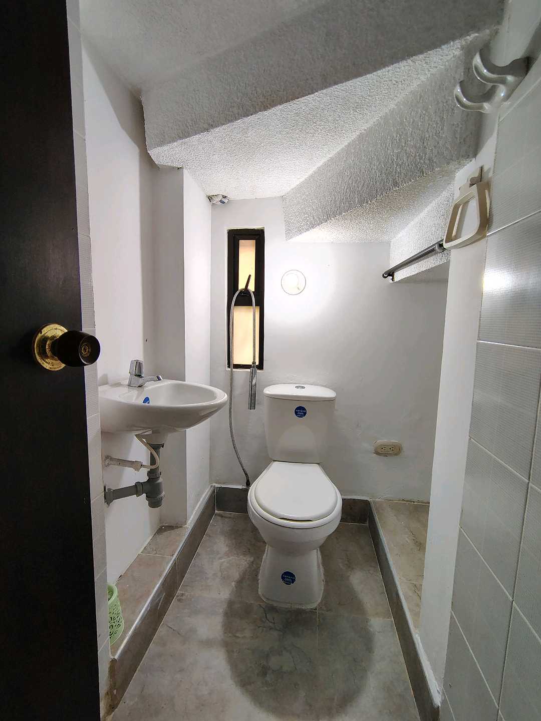 ARRIENDO  CASA EN EL BARRIO SANTA ANITA  ESQUINERA 3 PISOS