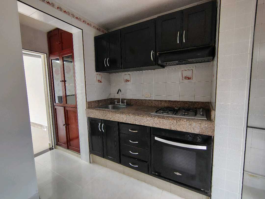 ARRIENDO  CASA EN EL BARRIO SANTA ANITA  ESQUINERA 3 PISOS