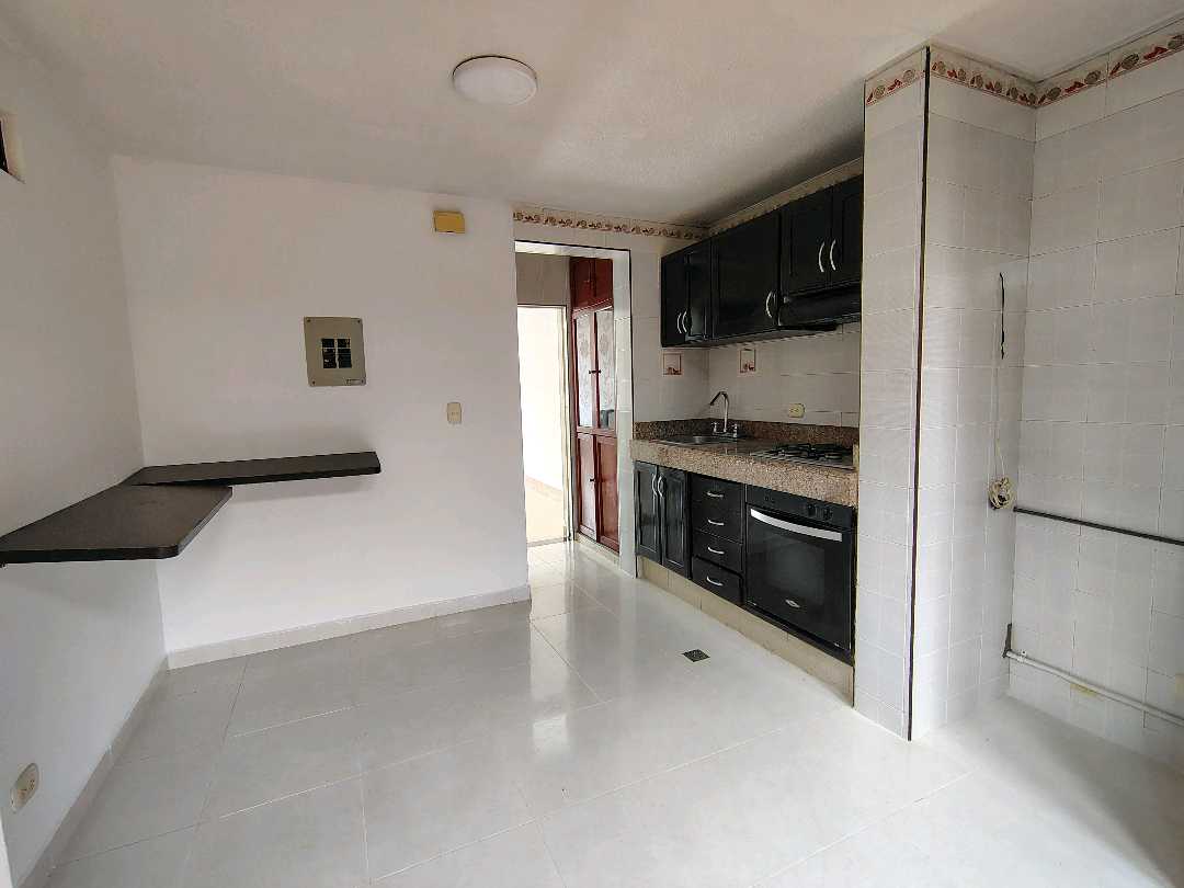 ARRIENDO  CASA EN EL BARRIO SANTA ANITA  ESQUINERA 3 PISOS