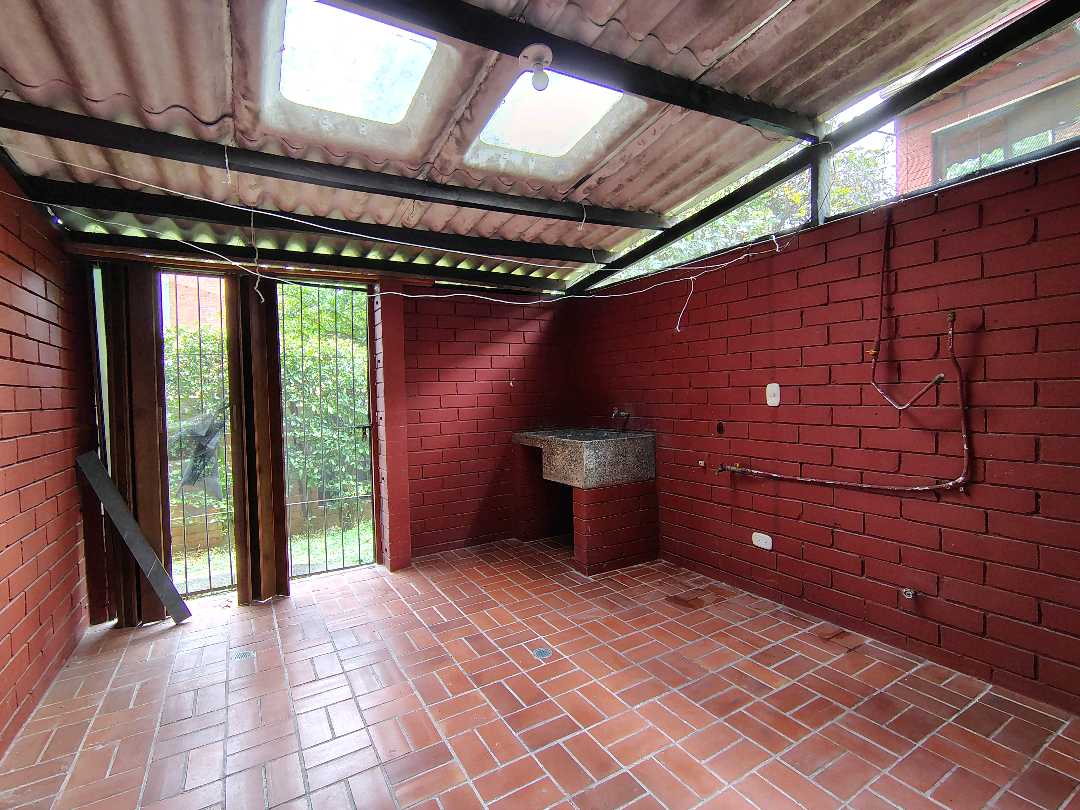 ARRIENDO  CASA EN EL BARRIO SANTA ANITA  ESQUINERA 3 PISOS