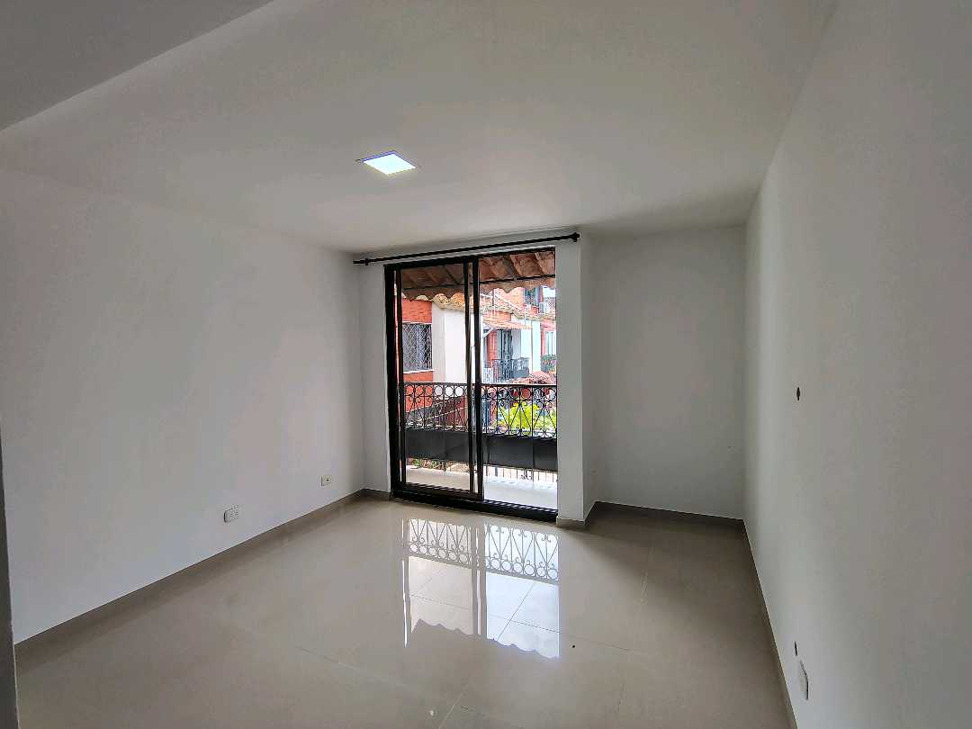 ARRIENDO  CASA EN EL BARRIO SANTA ANITA  ESQUINERA 3 PISOS