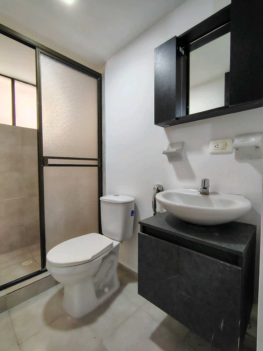 ARRIENDO  CASA EN EL BARRIO SANTA ANITA  ESQUINERA 3 PISOS