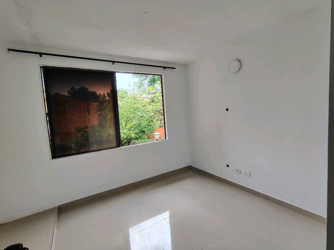 ARRIENDO  CASA EN EL BARRIO SANTA ANITA  ESQUINERA 3 PISOS