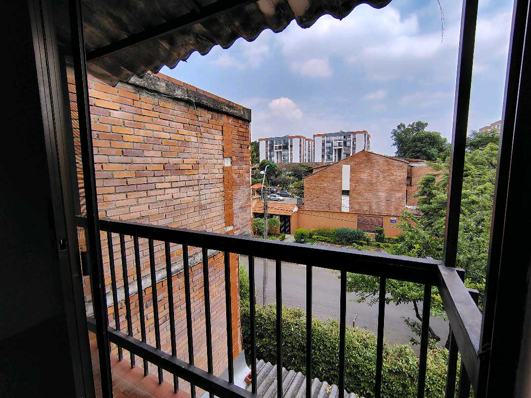 ARRIENDO  CASA EN EL BARRIO SANTA ANITA  ESQUINERA 3 PISOS