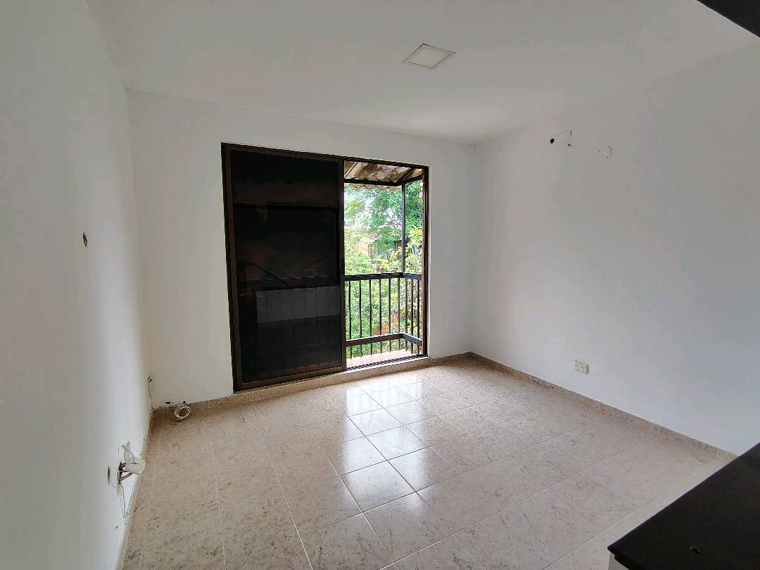 ARRIENDO  CASA EN EL BARRIO SANTA ANITA  ESQUINERA 3 PISOS