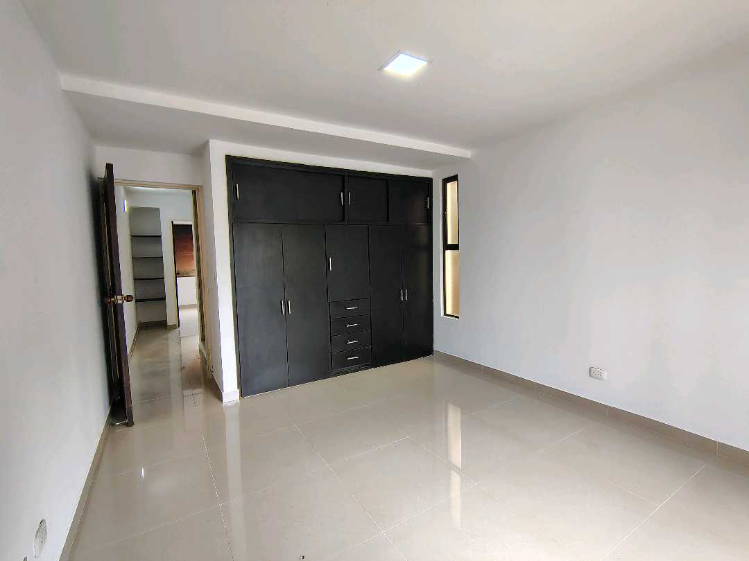 ARRIENDO  CASA EN EL BARRIO SANTA ANITA  ESQUINERA 3 PISOS