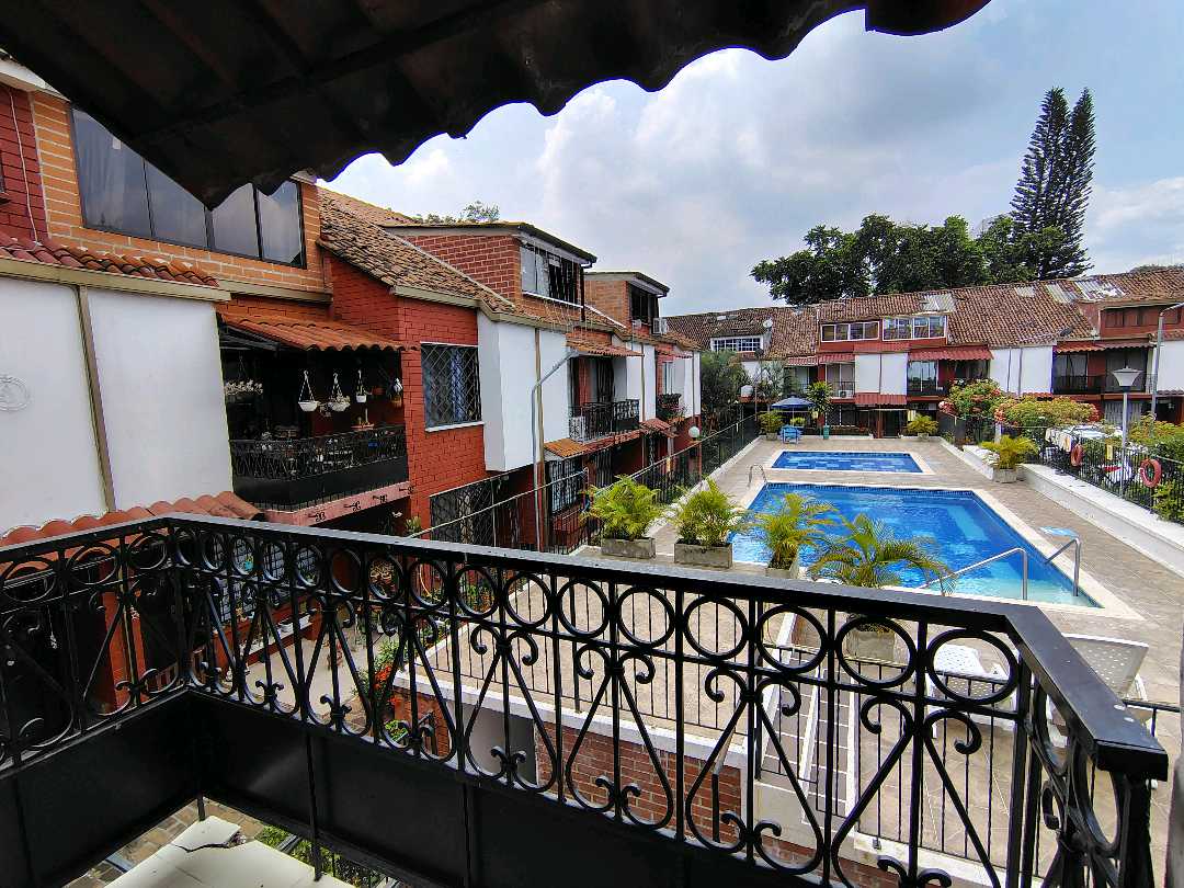 ARRIENDO  CASA EN EL BARRIO SANTA ANITA  ESQUINERA 3 PISOS