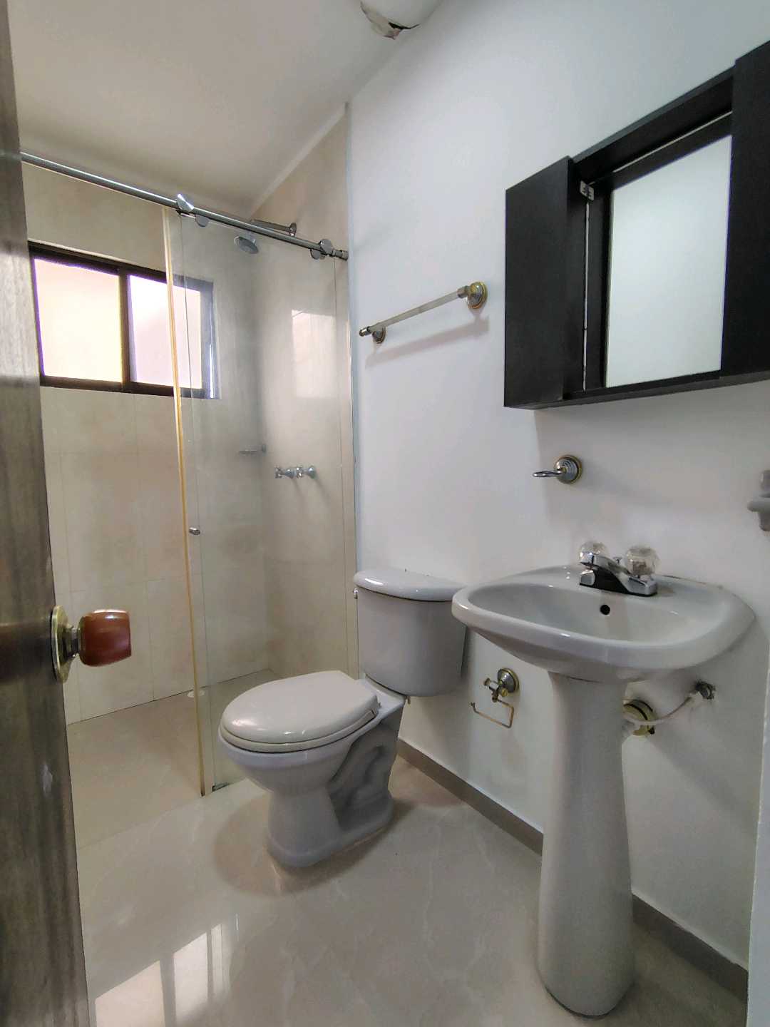 ARRIENDO  CASA EN EL BARRIO SANTA ANITA  ESQUINERA 3 PISOS