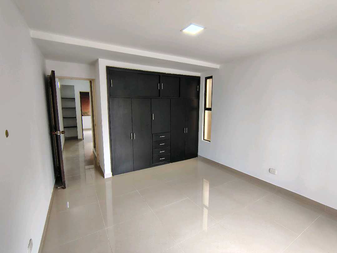 ARRIENDO  CASA EN EL BARRIO SANTA ANITA  ESQUINERA 3 PISOS