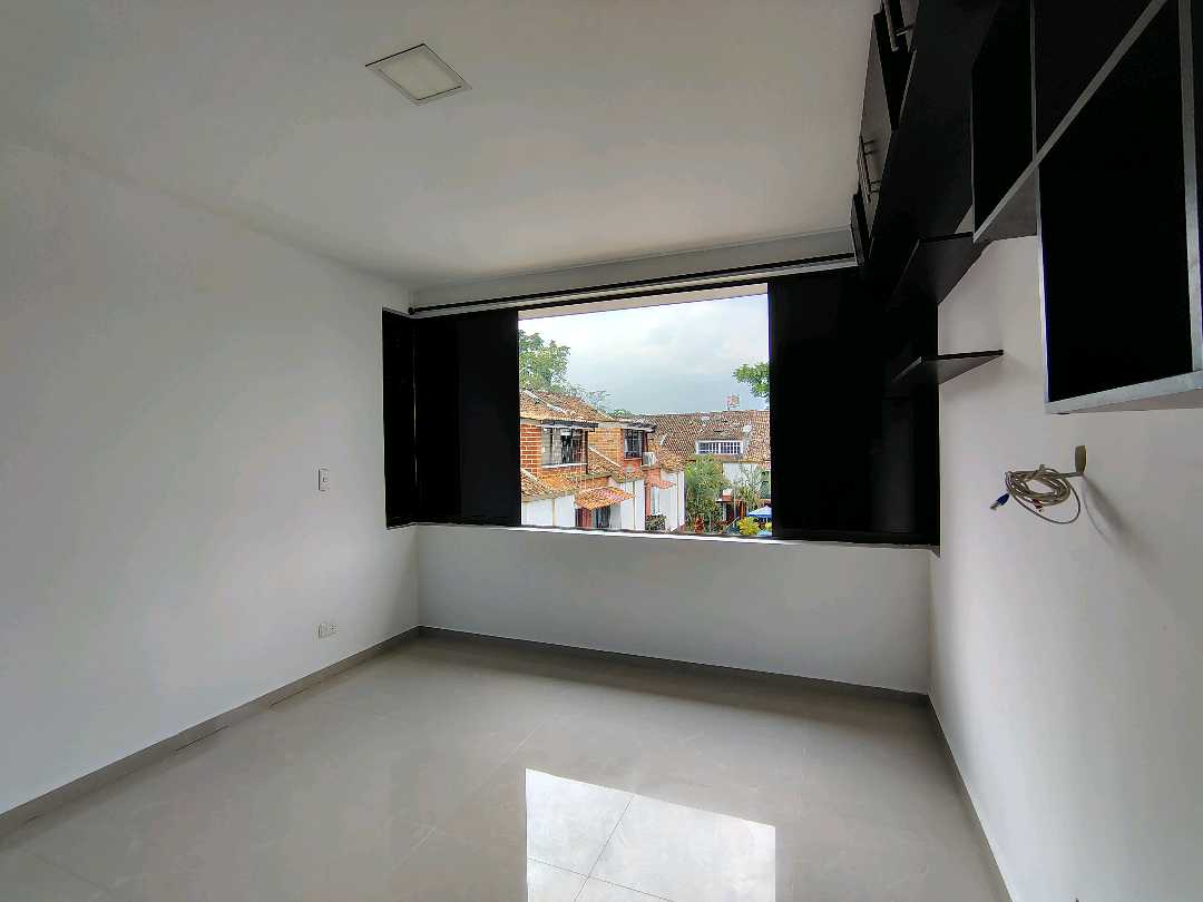 ARRIENDO  CASA EN EL BARRIO SANTA ANITA  ESQUINERA 3 PISOS