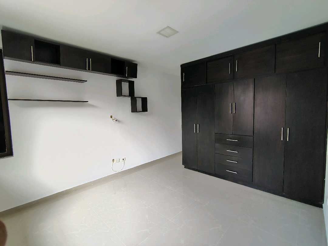 ARRIENDO  CASA EN EL BARRIO SANTA ANITA  ESQUINERA 3 PISOS