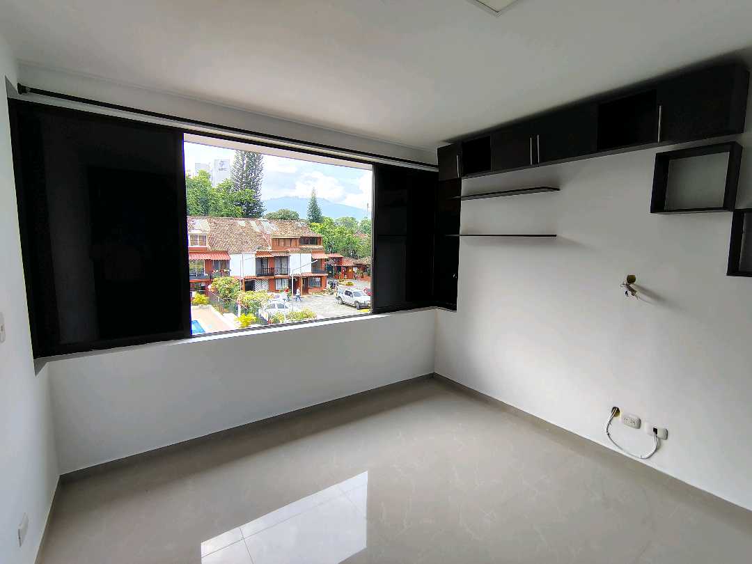 ARRIENDO  CASA EN EL BARRIO SANTA ANITA  ESQUINERA 3 PISOS