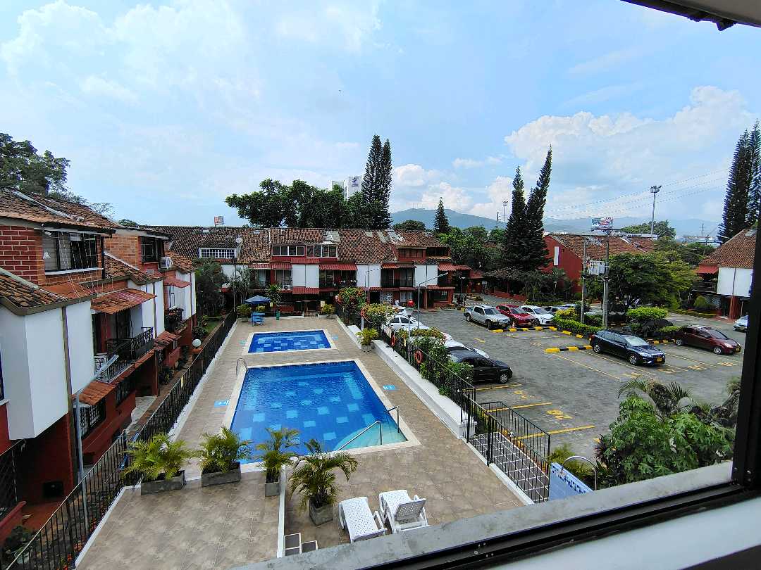 ARRIENDO  CASA EN EL BARRIO SANTA ANITA  ESQUINERA 3 PISOS