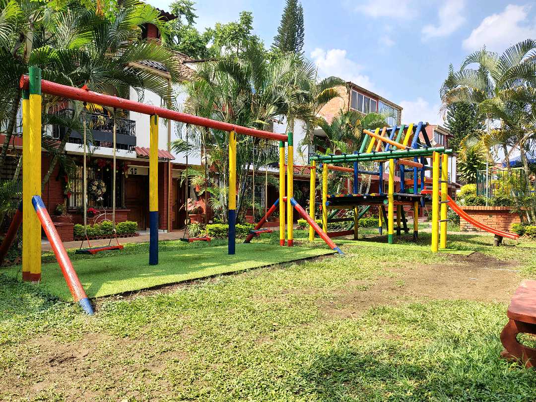 ARRIENDO  CASA EN EL BARRIO SANTA ANITA  ESQUINERA 3 PISOS