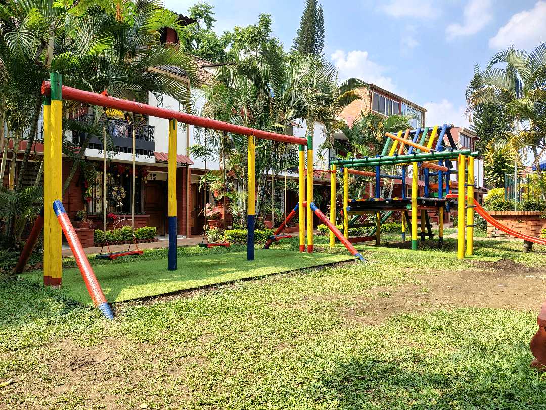 ARRIENDO  CASA EN EL BARRIO SANTA ANITA  ESQUINERA 3 PISOS