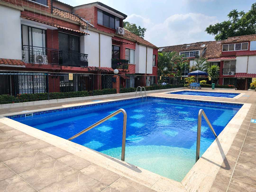 ARRIENDO  CASA EN EL BARRIO SANTA ANITA  ESQUINERA 3 PISOS