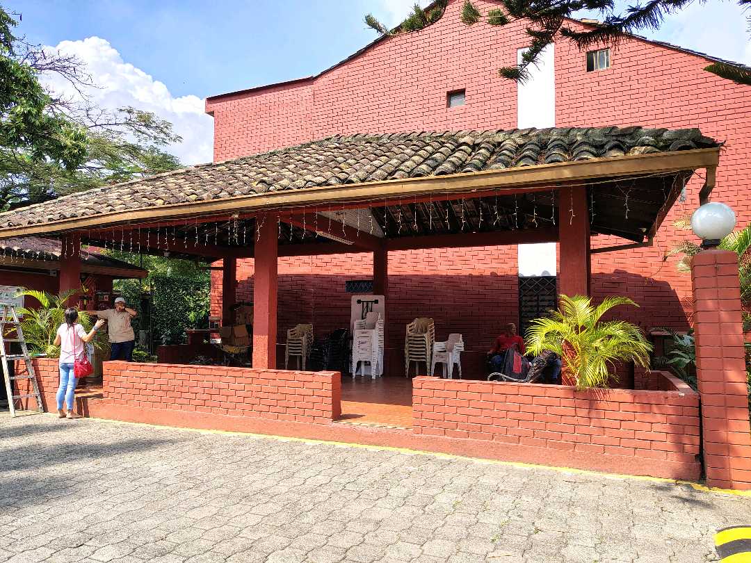 ARRIENDO  CASA EN EL BARRIO SANTA ANITA  ESQUINERA 3 PISOS