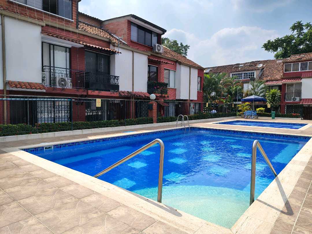 ARRIENDO  CASA EN EL BARRIO SANTA ANITA  ESQUINERA 3 PISOS