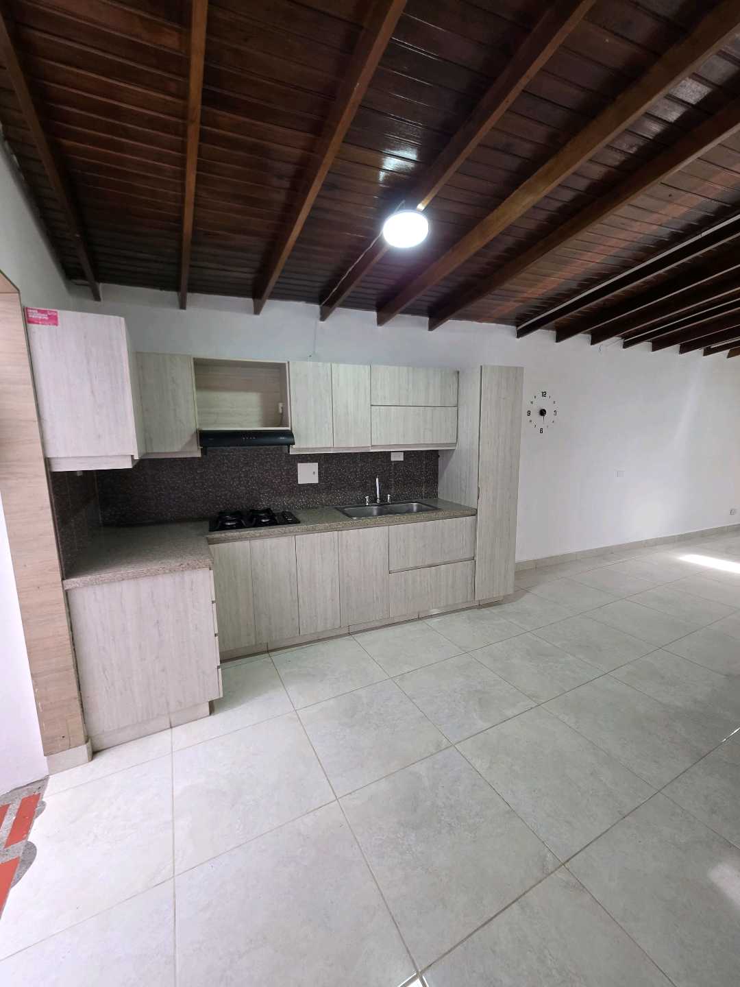 Arriendo casa la castellana