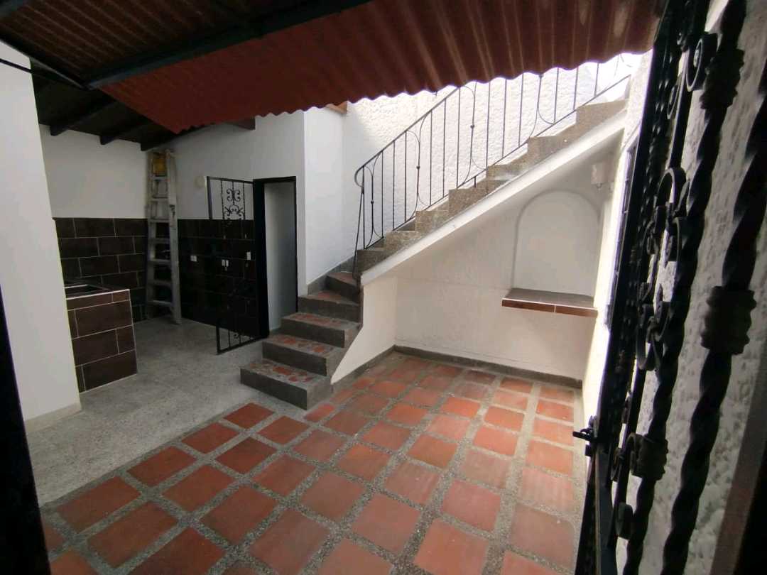 Arriendo casa segundo piso florida nueva