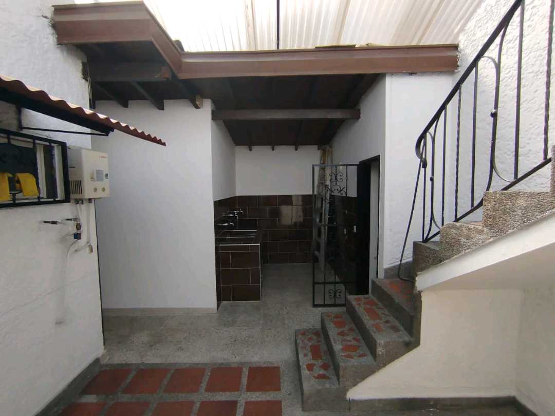 Arriendo casa segundo piso florida nueva