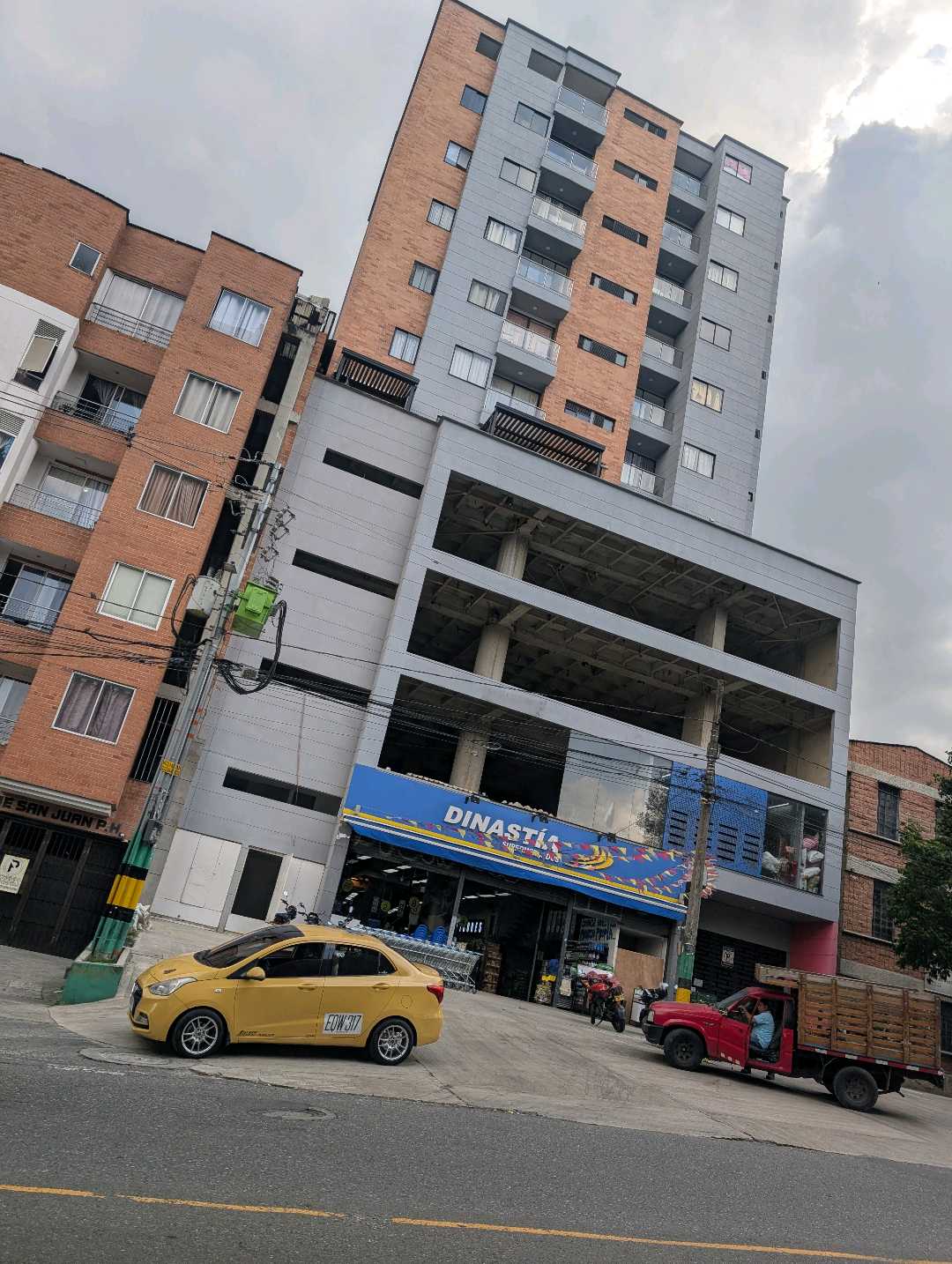 Arriendo local en la América 3 piso