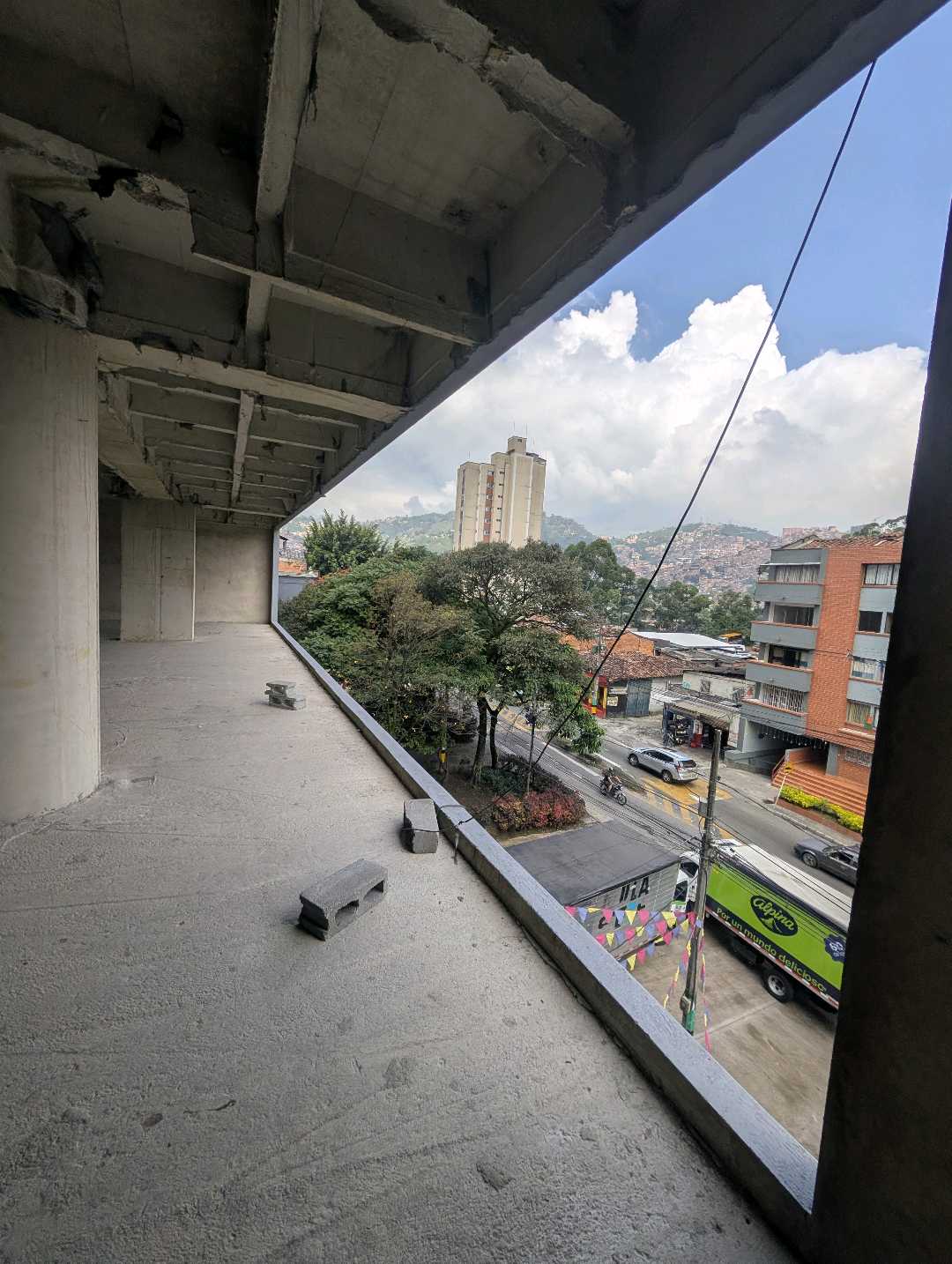 Arriendo local en la América 3 piso