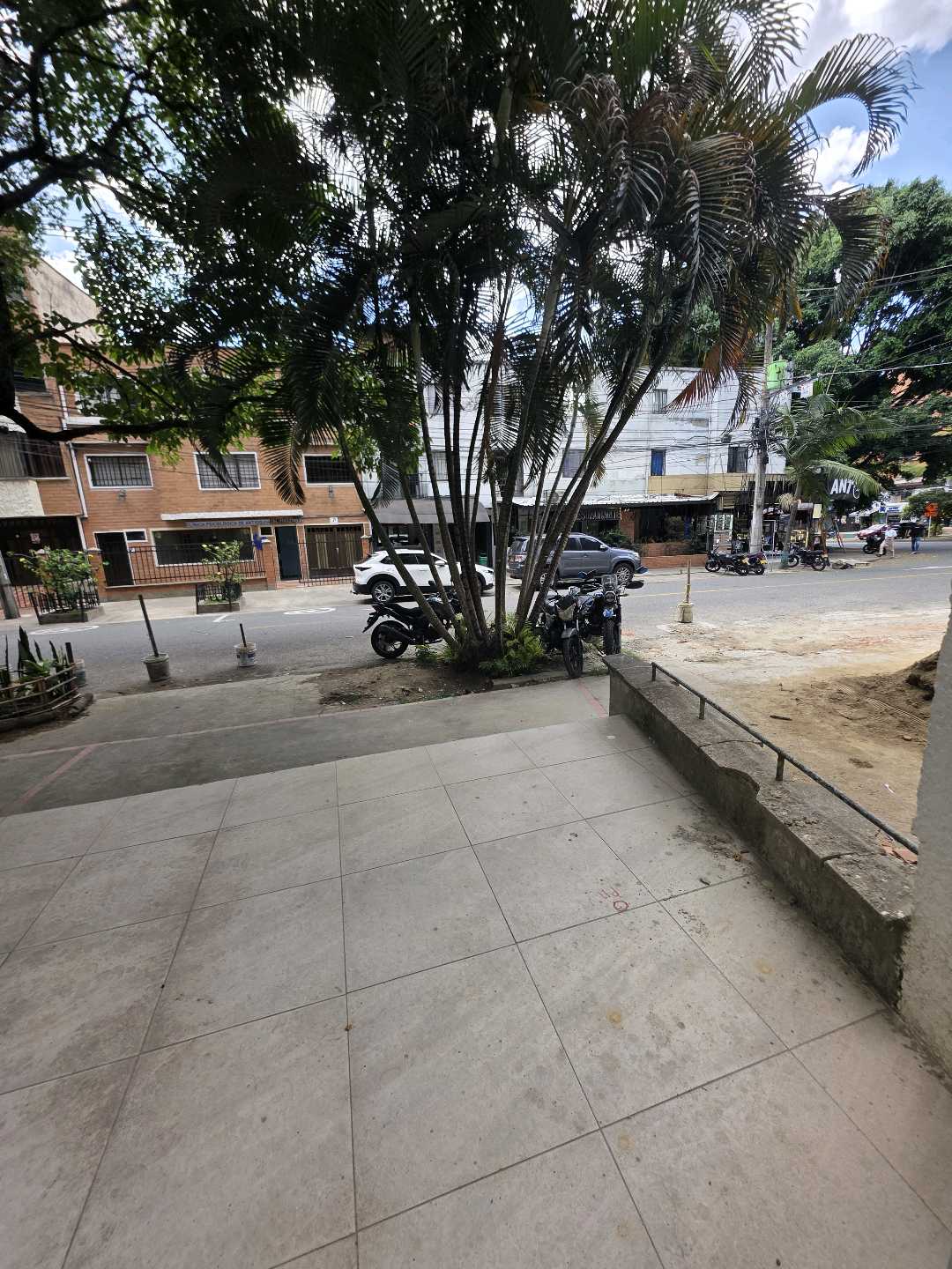 Arriendo local la floresta