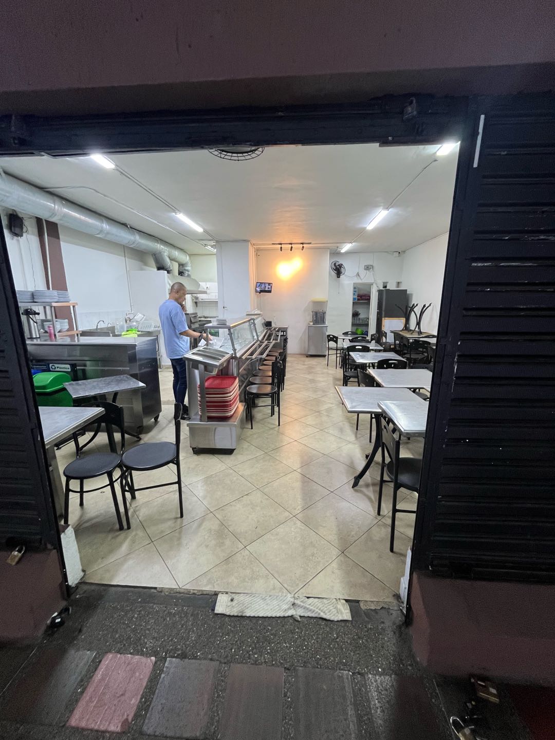 Arriendo local. Sector Colores