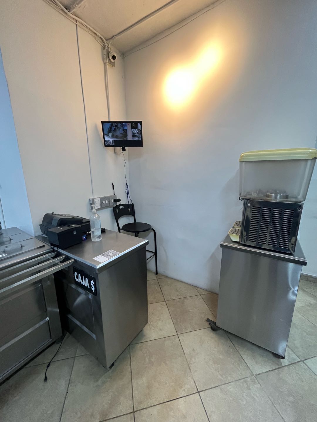 Arriendo local. Sector Colores