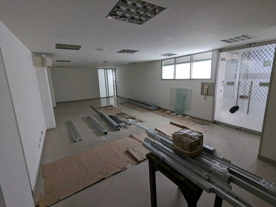 Arriendo oficiba bodega en guayabal