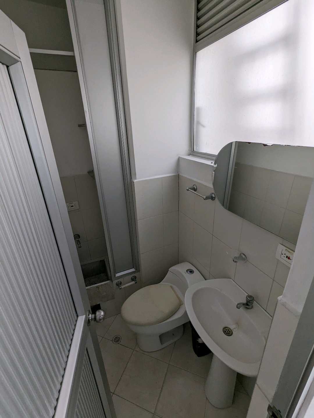 Arriendo oficiba bodega en guayabal