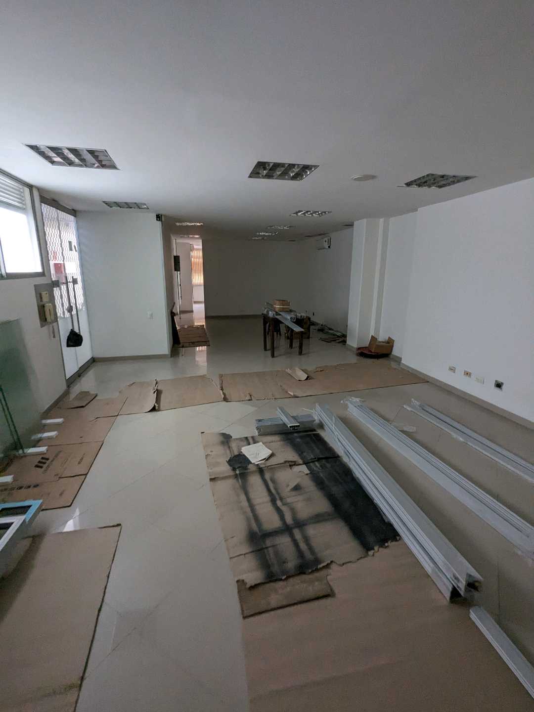 Arriendo oficiba bodega en guayabal