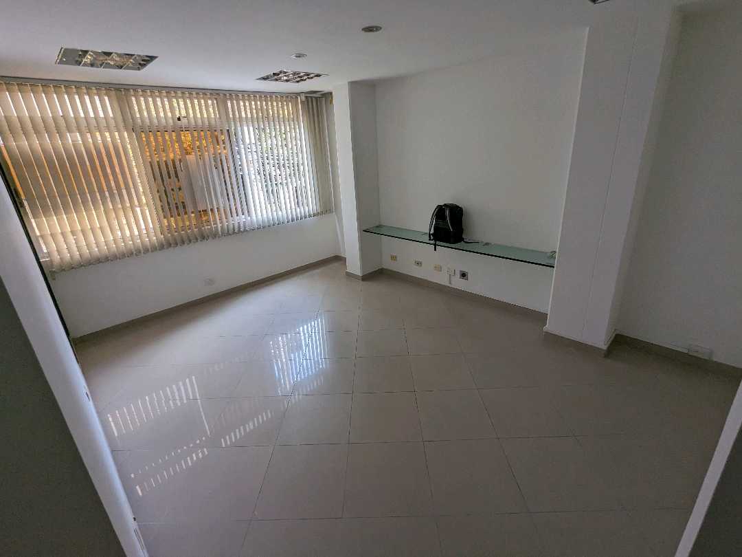 Arriendo oficiba bodega en guayabal
