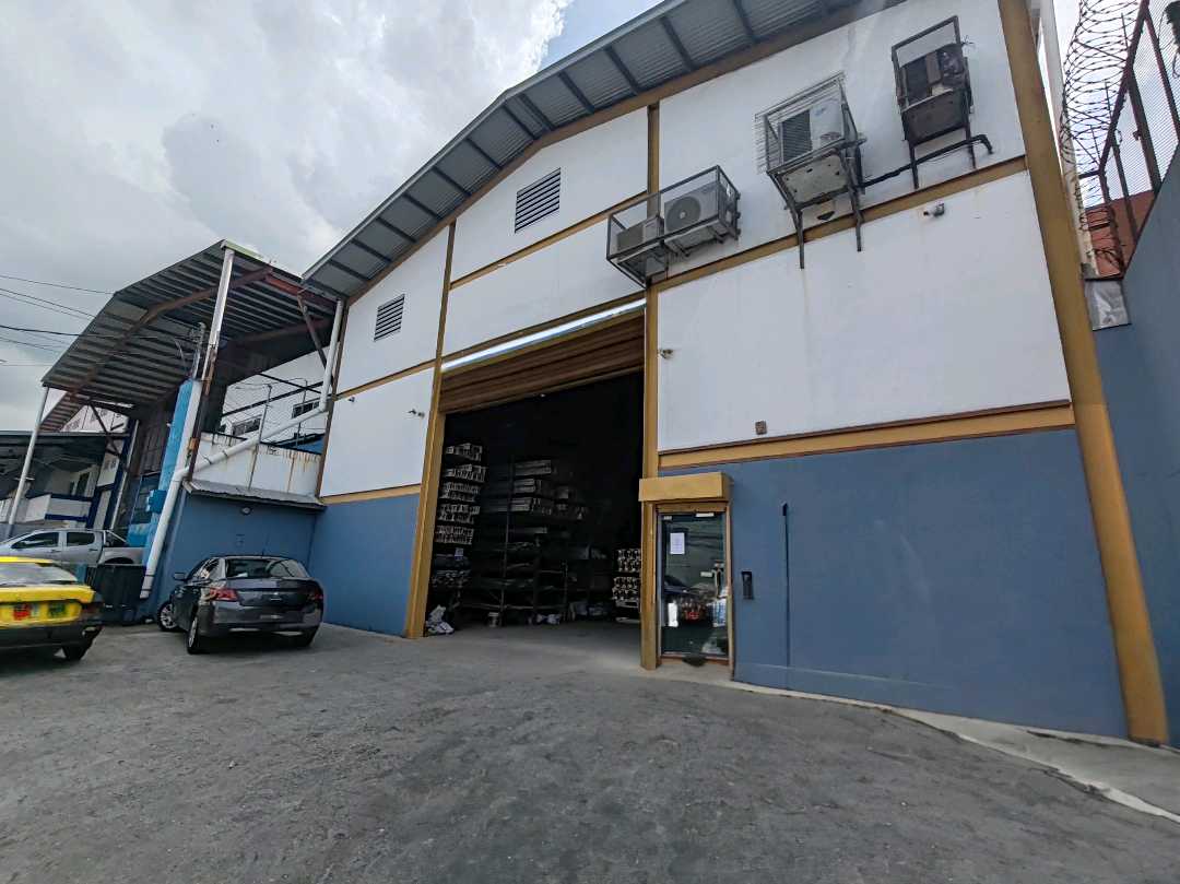 Bodega 1392 m2 venta Rio abajo